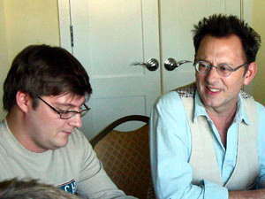 Главный злодей сериала Бен пообещал оставить корреспондента «КП» (слева) в живых.